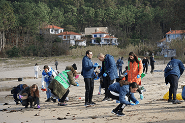 A group of people cleaning Corrubedo coast.