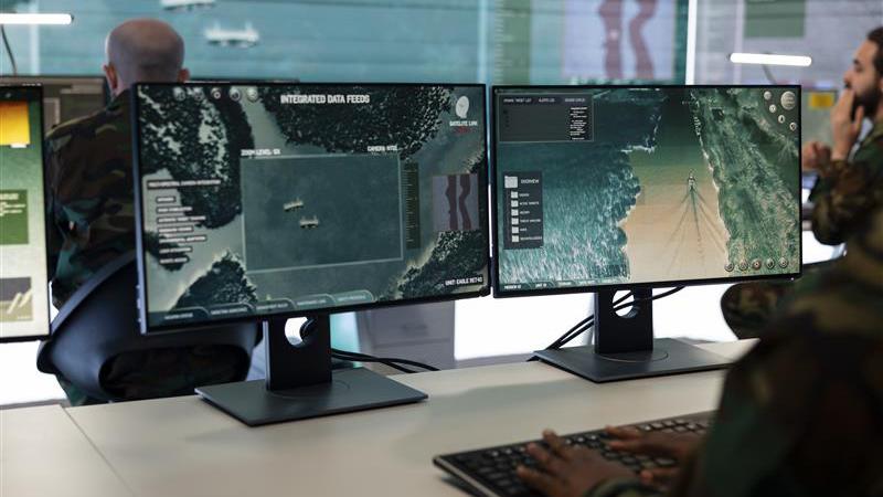 Scenario modeling dashboard comparing hydrogen, methanol, electrification, and modal shift pathways to decarbonize Portuguese port logistics.