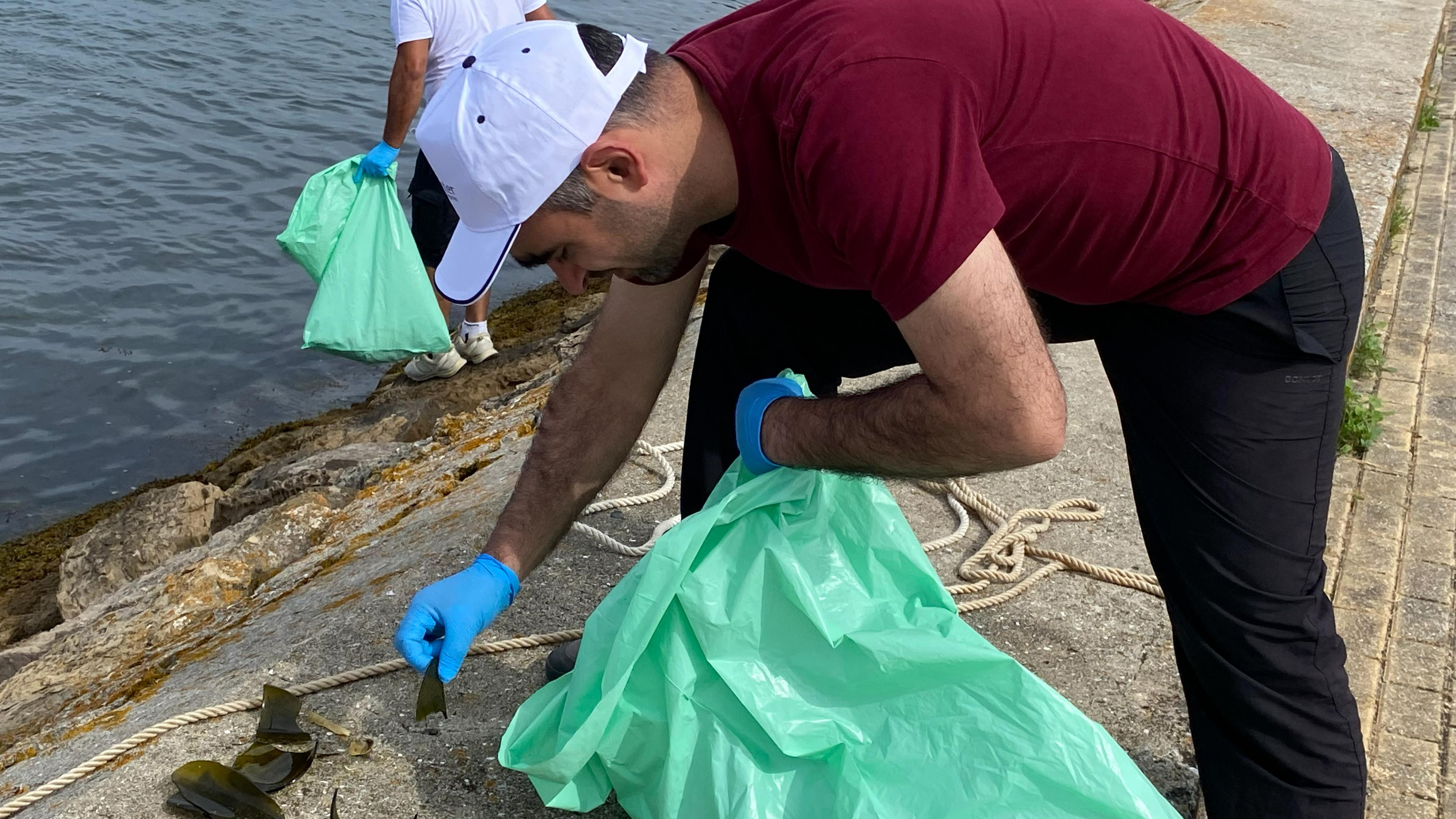 Volunteers removing marine litter from the Aveiro lagoon in Portugal to strengthen collaboration between cleanup initiatives.